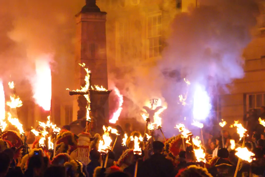 Parade on Guy Fawkes Night  (Peter Trimming / Lewes Guy Fawkes Night Celebrations (2) / CC BY-SA 2.0)