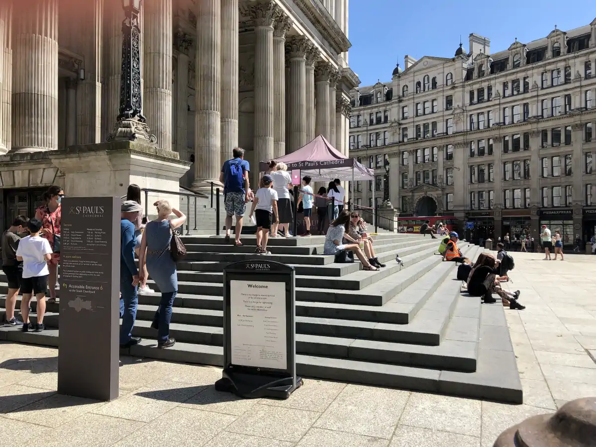 St. Paul's Cathedral entrance queue (view 2)