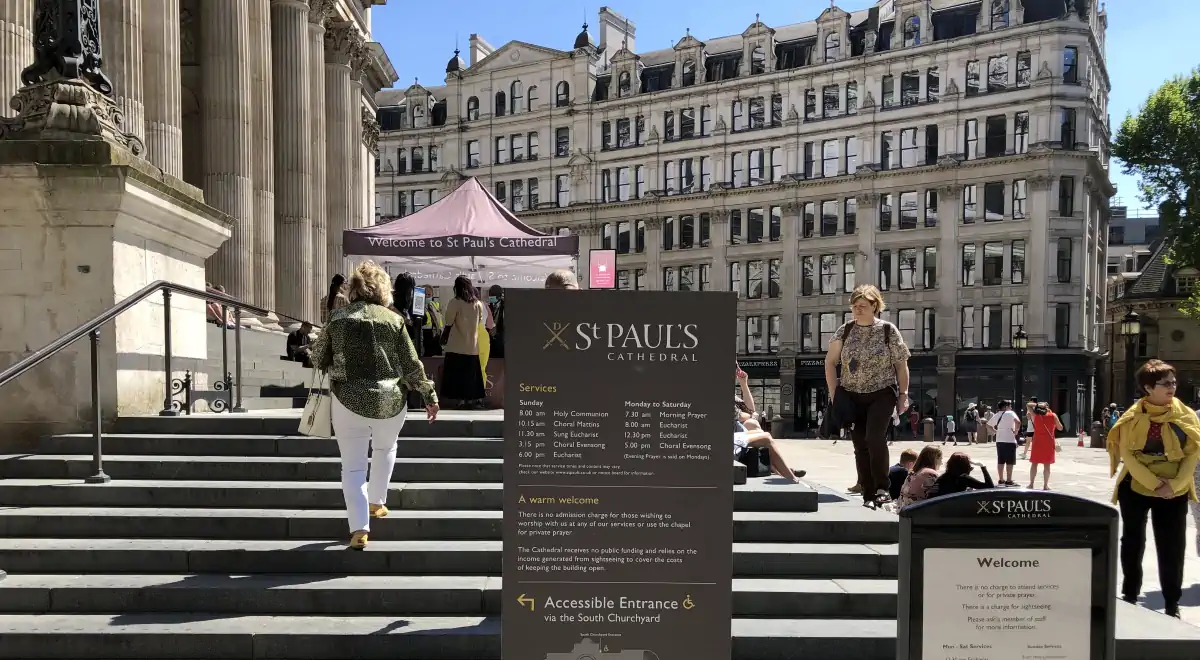 St. Paul's Cathedral entrance queue