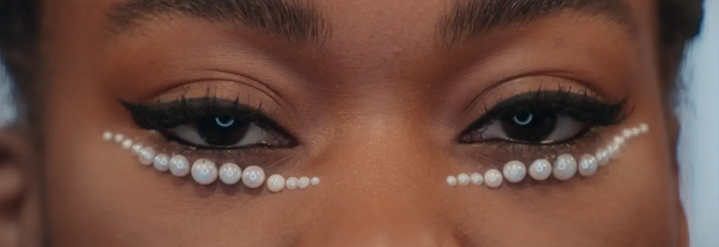 Floating Pearl Eyeliner